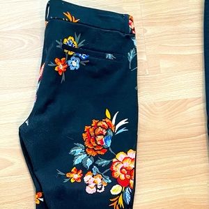 Black & Orange Flower Old Navy Pixie Pant. Size 6. Gently Worn.